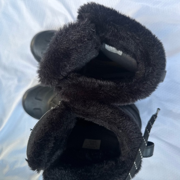 The North Face Women's Black Fur-Lined Winter Boots - Picture 10 of 11